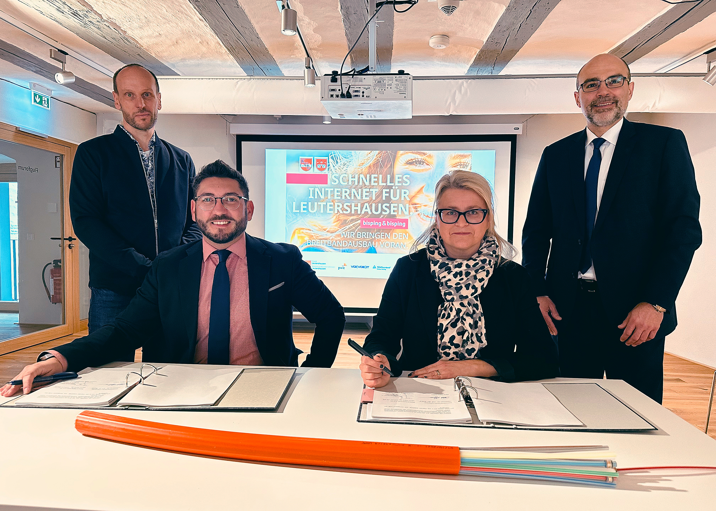 Symbolische Inbetriebnahme des Glasfasernetzes in Leutershausen am 4. April 2022: Vertreter der Stadtverwaltung, des Kommunalunternehmens Leutershausen (KUL), des Projektträgers, des Ingenieurbüros, des Netzbetreibers Bisping & Bisping sowie ein Testkunde feiern die erfolgreiche Erschließung von über 30 Ortsteilen mit FTTH-Anschlüssen.